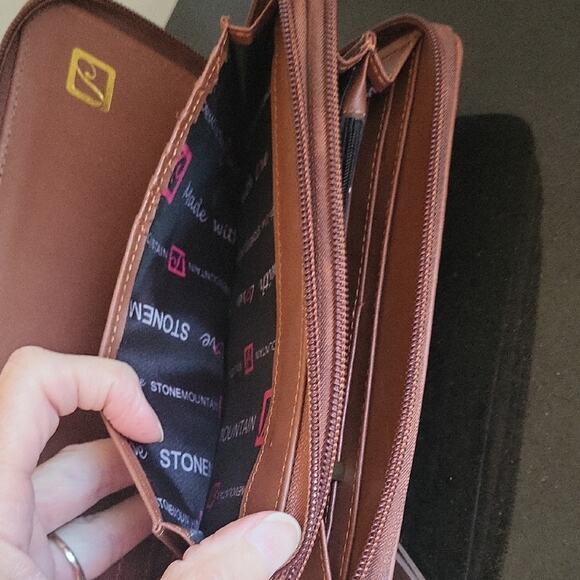 Stone Mountain Accessories Two-Tone Brown Zippered Leather Wallet - Picture 12 of 15